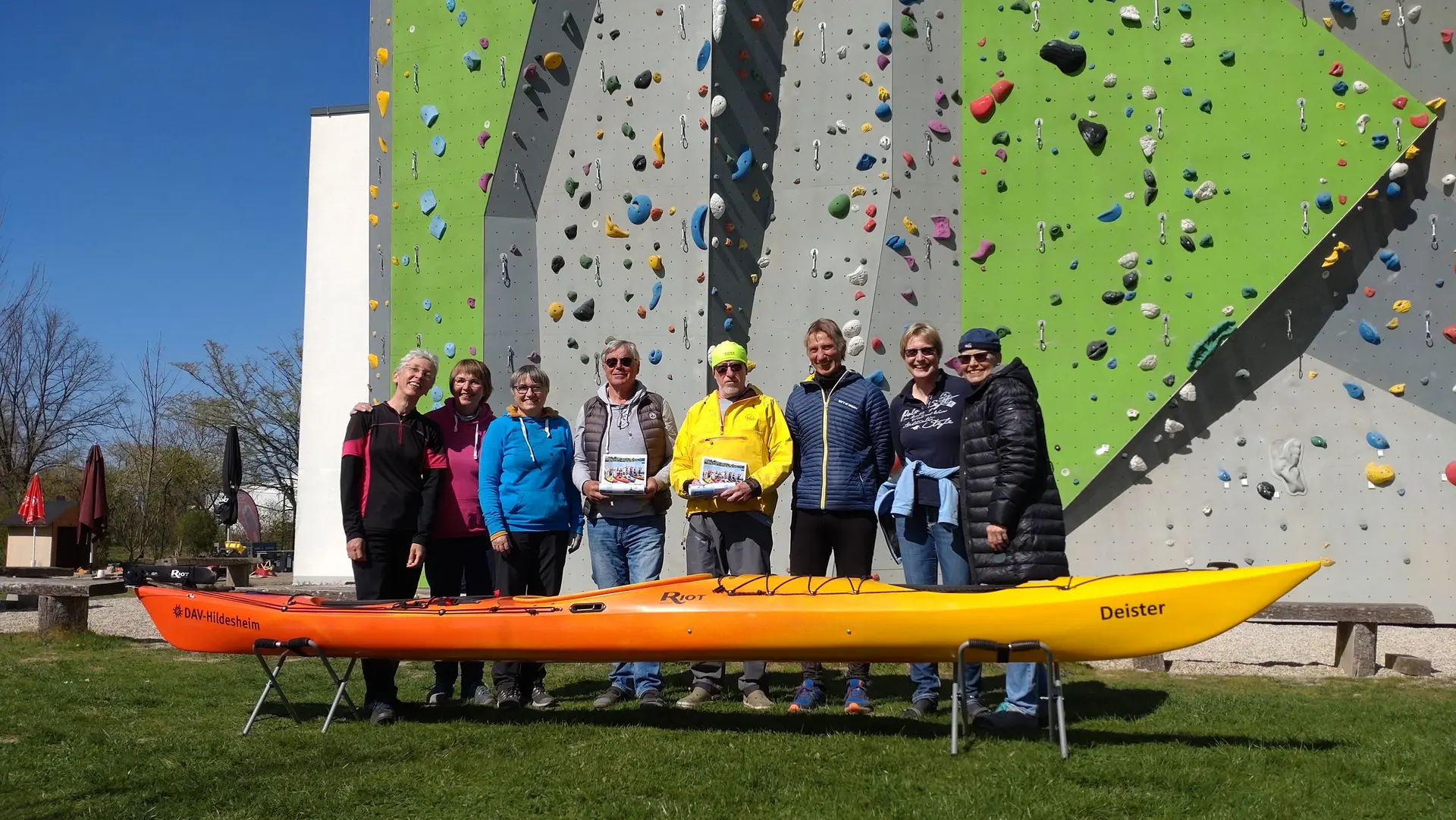 Einmal alle zusammen: Marion Friebe, Ruth Inkermann, Beate Rieck, Jochen Wiechmann, Rolf Inkermann, Martin Maibaum, Karin Link, Miriam Link (von links) - und natürlich der “Deister” | © Claudia Gassmann