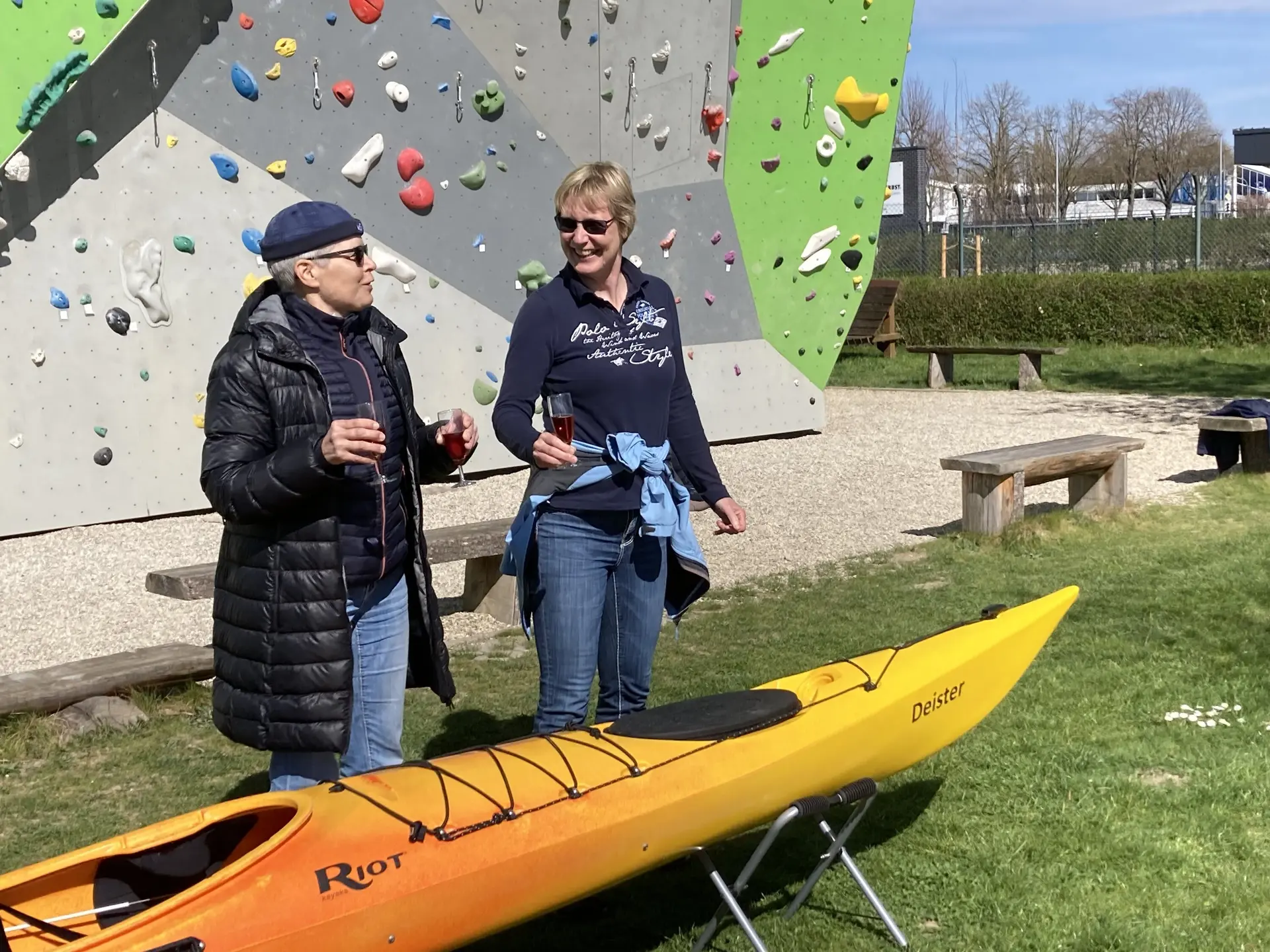 Taufe des Neuzugangs “Deister” durch die beiden neuen Kanuwanderwartinnen, Karin (re) und Miriam (li) Link | © Marion Friebe