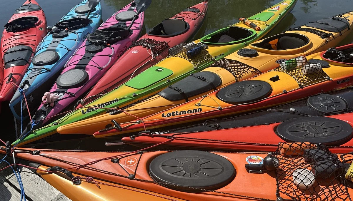 Kajak-Stern an der Aal-Räucherei in Steinhude | © Miriam Link