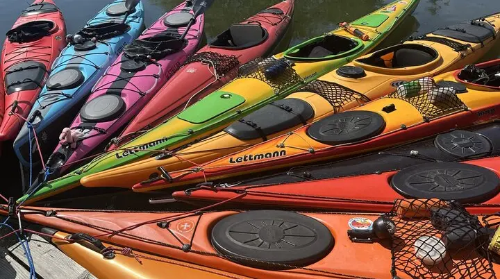 Kajak-Stern an der Aal-Räucherei in Steinhude | © Miriam Link