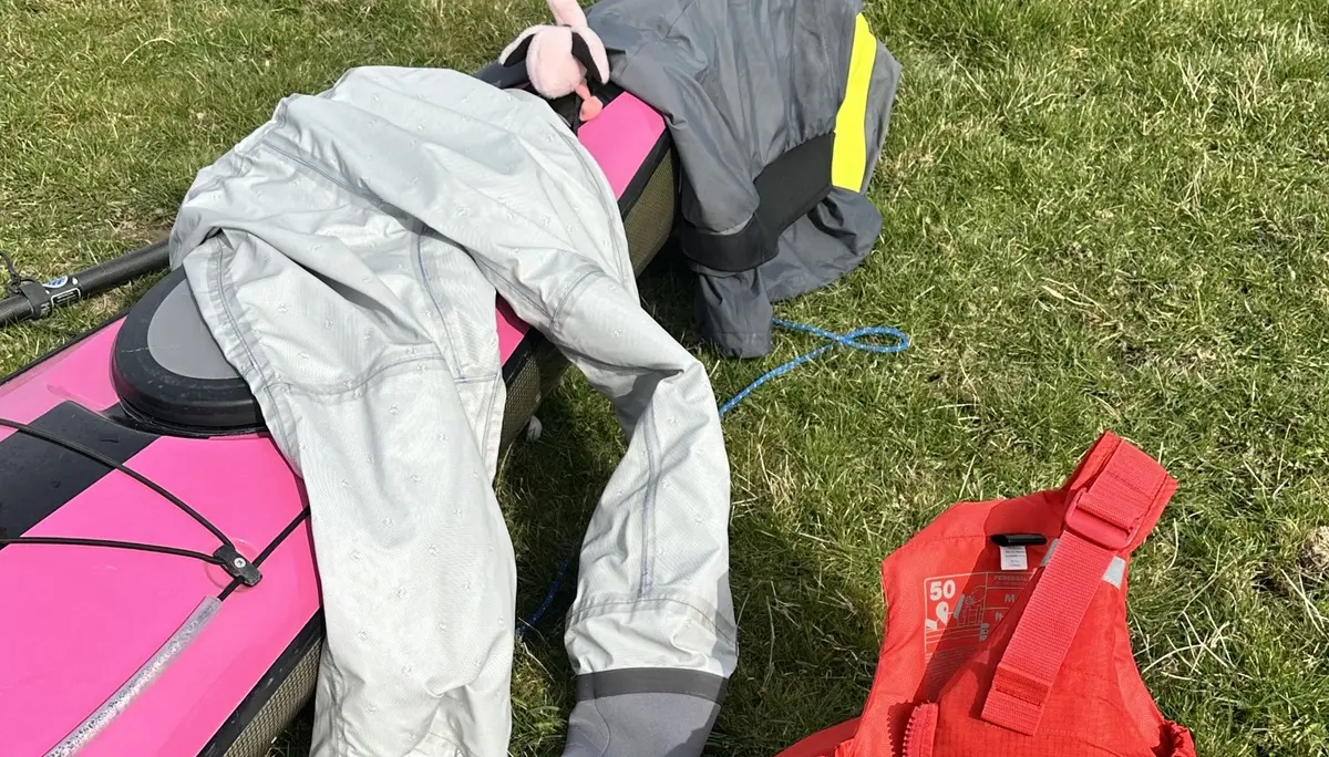 Trockenlegen in der Pause. Wohl dem, der trockene Ersatzklamotten dabei hat, was um diese Jahreszeit selbstverständlich ist. | © Miriam Link