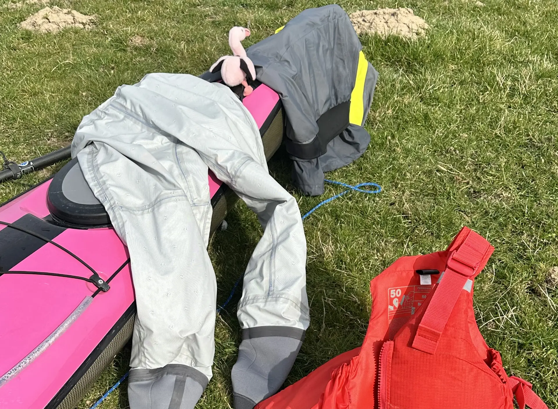 Trockenlegen in der Pause. Wohl dem, der trockene Ersatzklamotten dabei hat, was um diese Jahreszeit selbstverständlich ist. | © Miriam Link