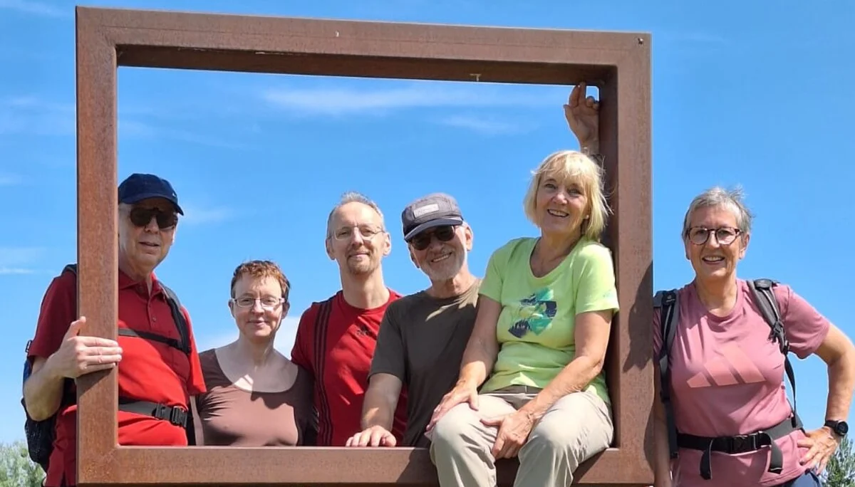6 Personen haben sich um einen Metallrahmen zum Gruppenfoto versammelt | © Sabine Kitzig
