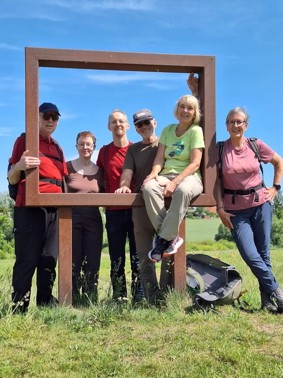 6 Personen haben sich um einen Metallrahmen zum Gruppenfoto versammelt | © Sabine Kitzig