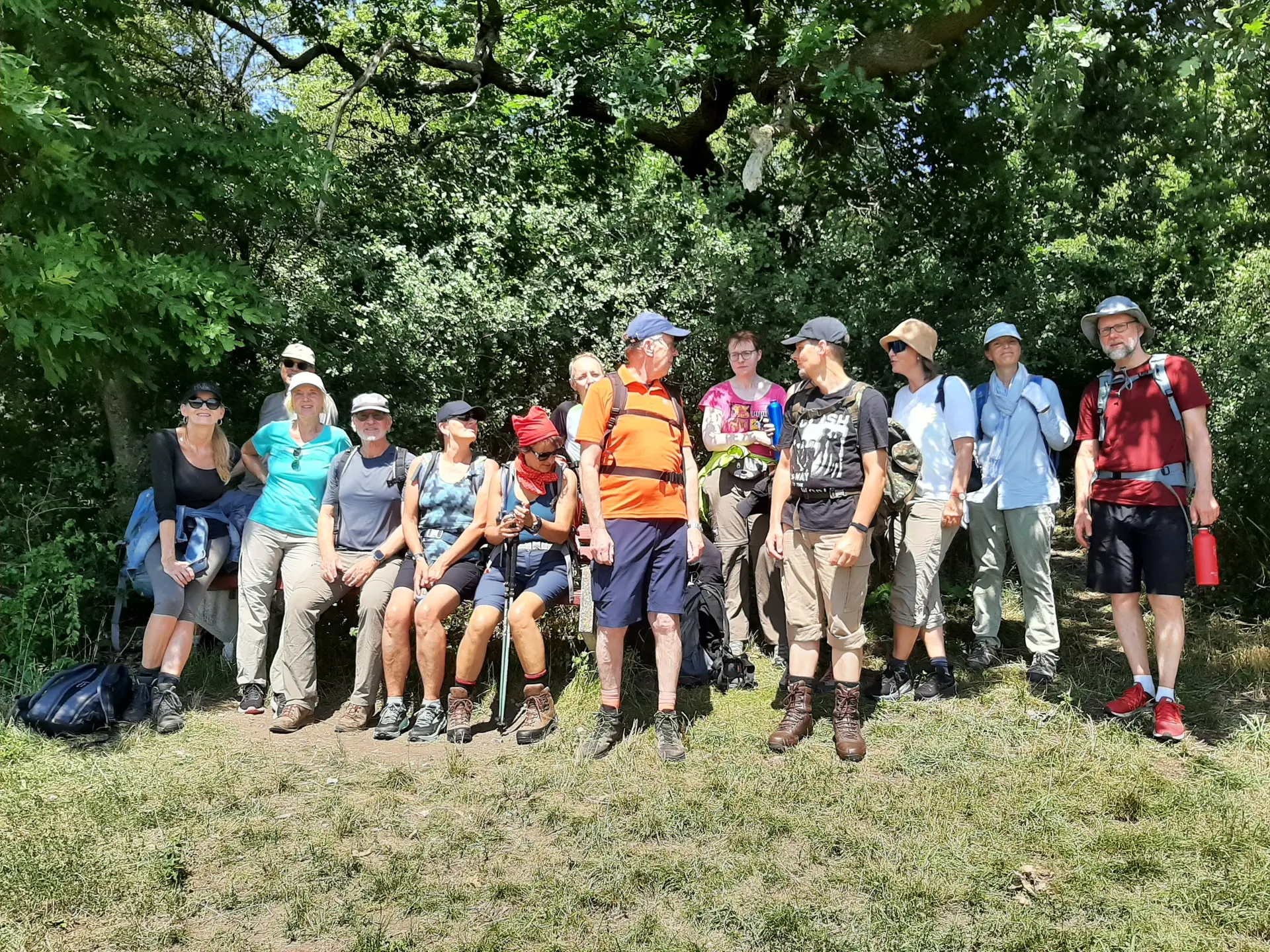 Ein Gruppenfoto von 13 Personen in Wanderkleidung vor einem Waldrand | © Andreas Spieß
