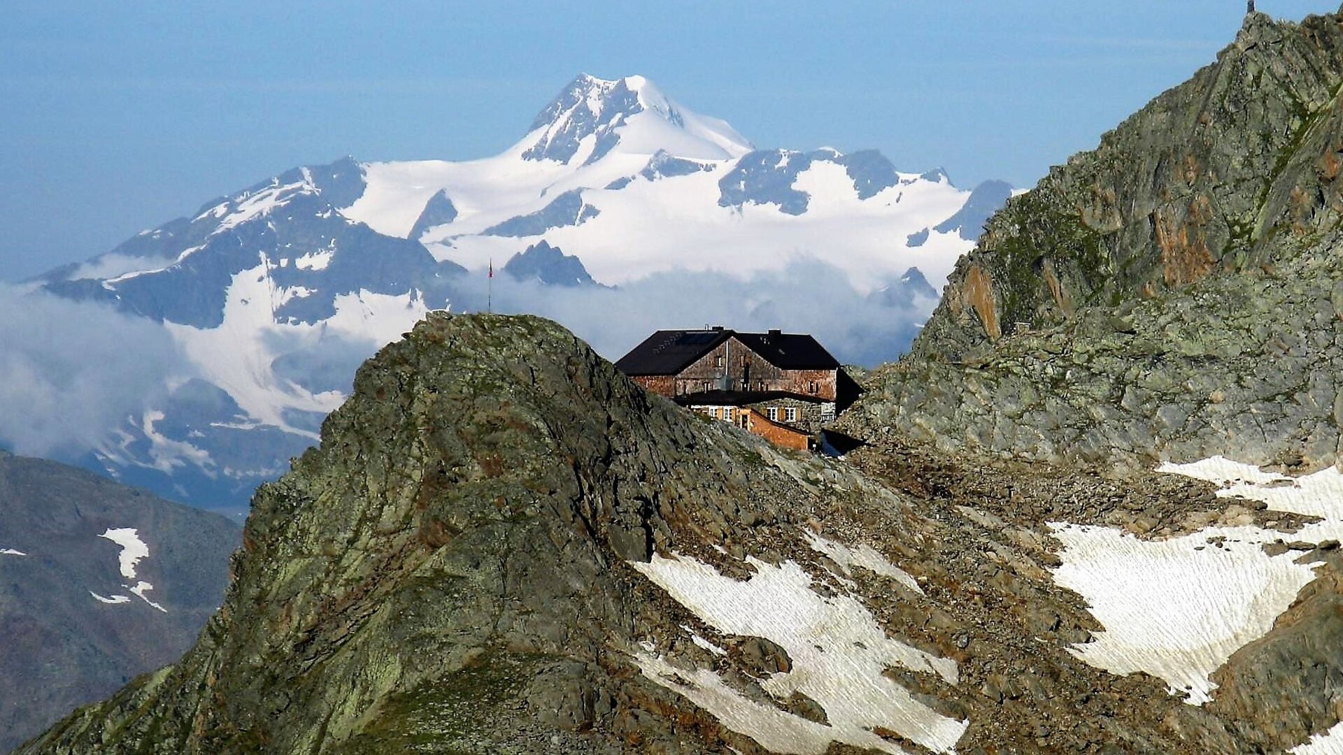 Hildesheimer Hütte mit Blick auf die Wildspitze | © Sektion Hildesheim des Deutschen Alpenvereins (DAV) e. V. Hildesheimer Hütte mit Blick auf die Wildspitze | © Sektion Hildesheim des Deutschen Alpenvereins (DAV) e. V.