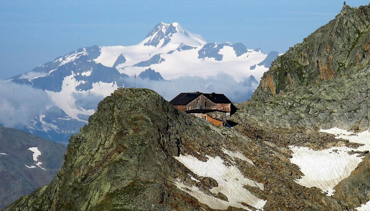 Hildesheimer Hütte mit Blick auf die Wildspitze | © Sektion Hildesheim des Deutschen Alpenvereins (DAV) e. V.