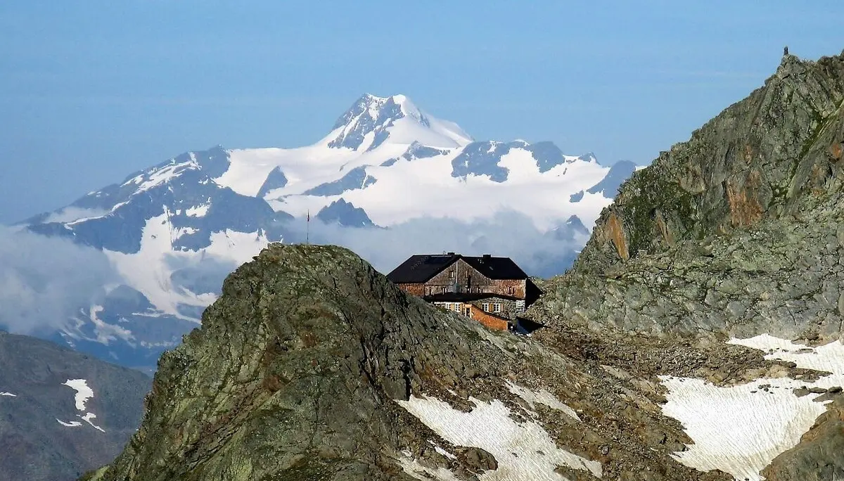 Hildesheimer Hütte mit Blick auf die Wildspitze | © Sektion Hildesheim des Deutschen Alpenvereins (DAV) e. V.