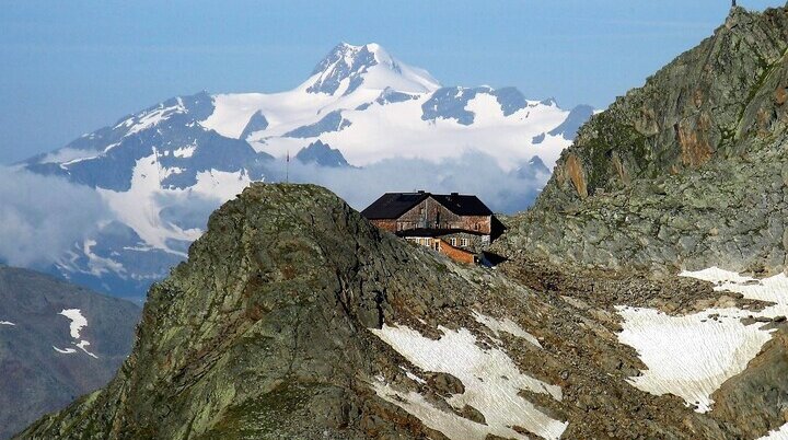 Hildesheimer Hütte mit Blick auf die Wildspitze | © Sektion Hildesheim des Deutschen Alpenvereins (DAV) e. V.