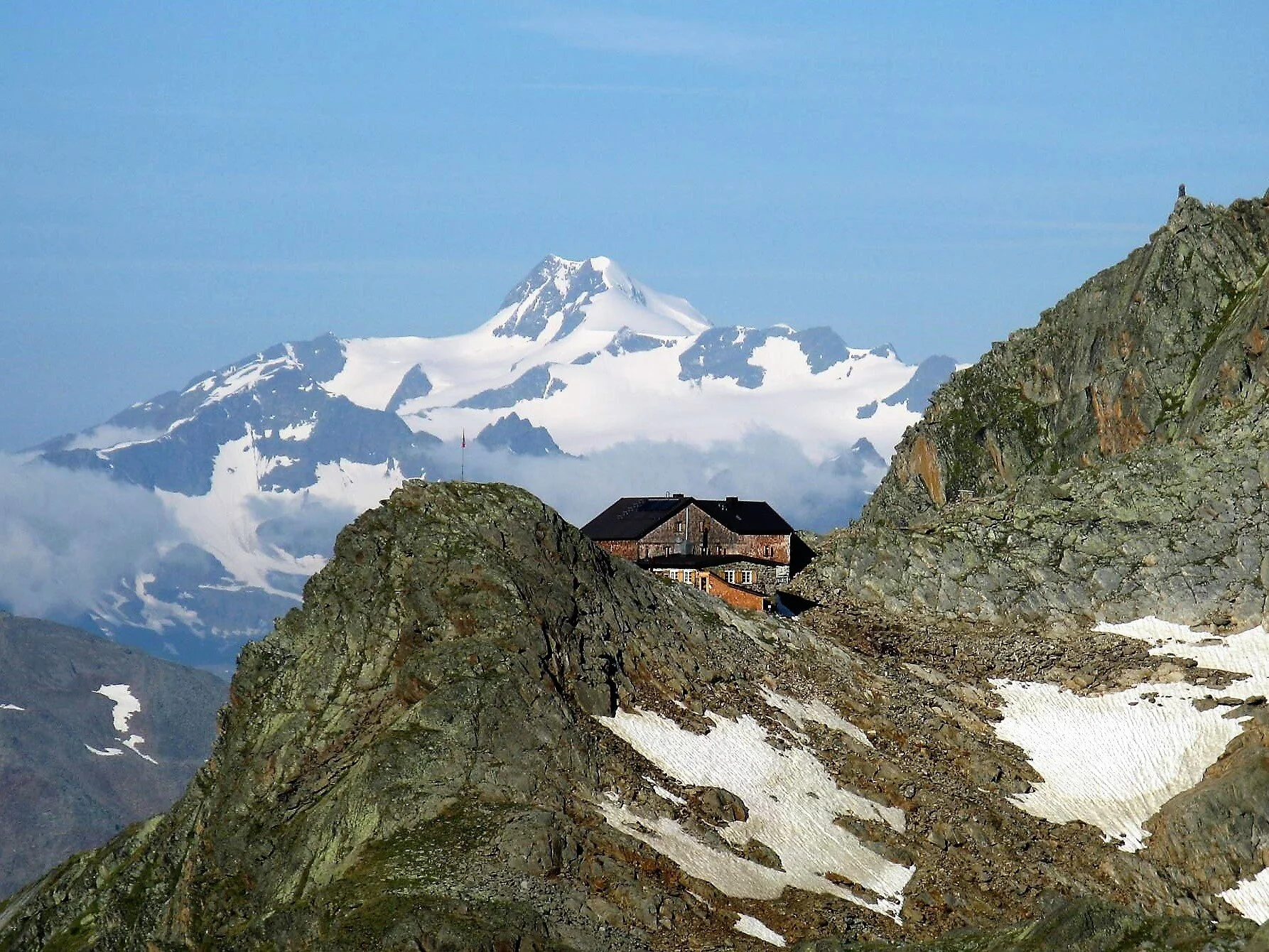 Hildesheimer Hütte mit Blick auf die Wildspitze | © Sektion Hildesheim des Deutschen Alpenvereins (DAV) e. V.
