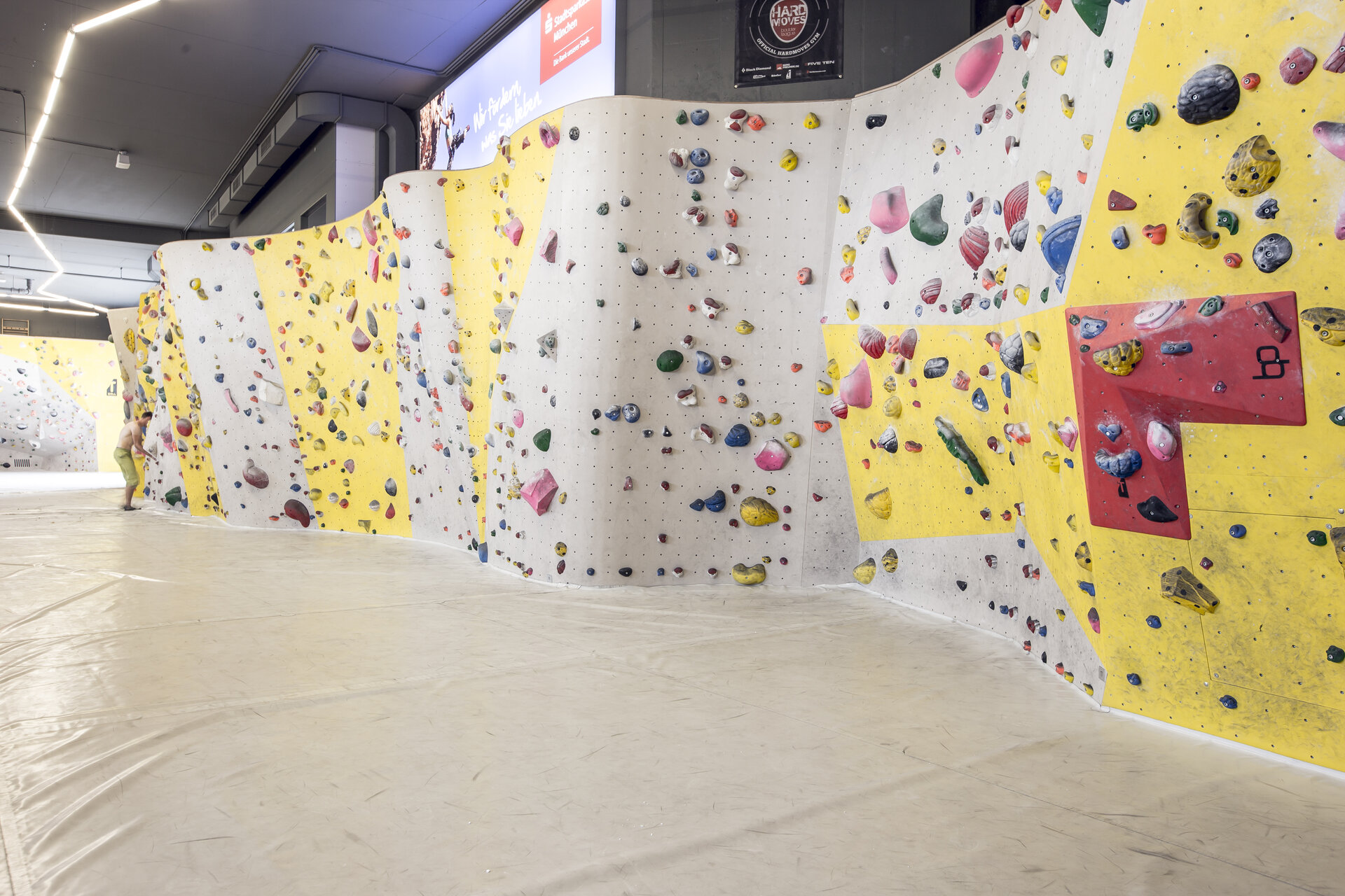 Blick in den Boulderbereich des DAV Kletter- und Boulderzentrum München-Nord. | © DAV/Hansi Heckmair