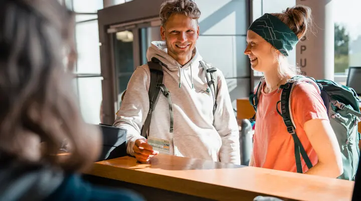Zwei Personen stehen im ANmeldebereich einer Boulderhalle | © DAV/Marisa Koch