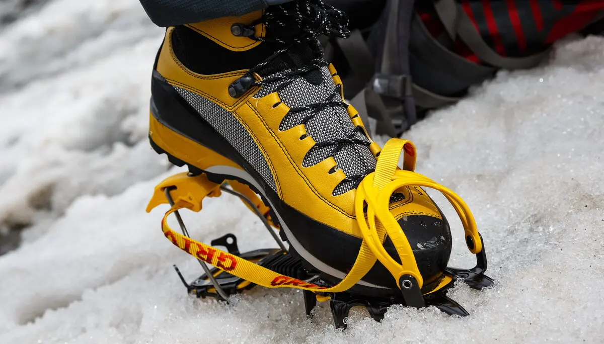 Ein Schuh mit Steigeisen auf einem Eisfeld | © DAV/Marco Kost